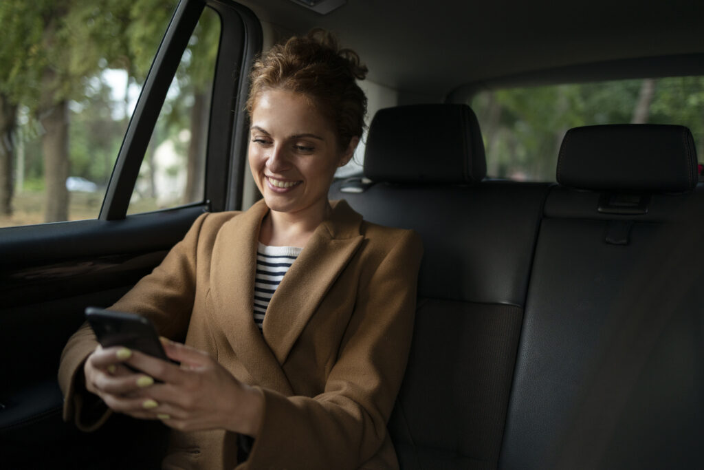 mujer viajando con su coche (2)