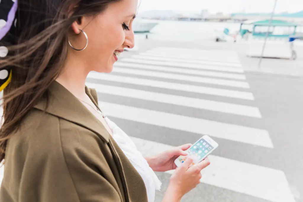 primer plano de una mujer joven feliz con telefono movil