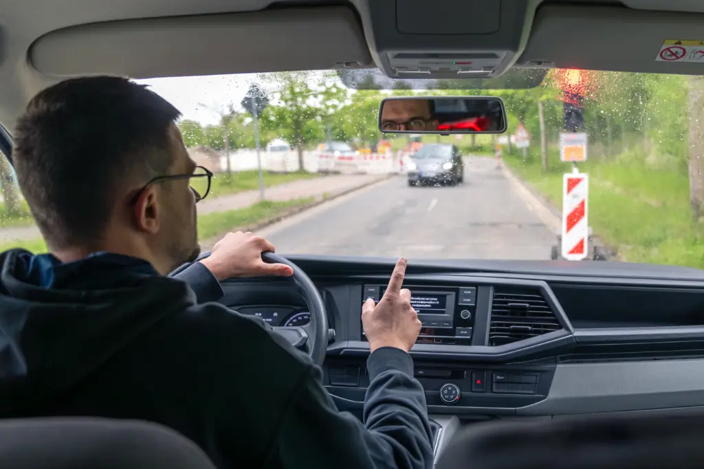 el conductor espera ciudad lluviosa parabrisas brumoso