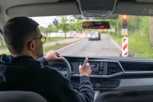 el conductor espera ciudad lluviosa parabrisas brumoso