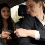 woman wanting pay taxi services (1)